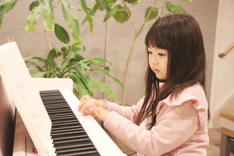 ピアノを弾く子ども