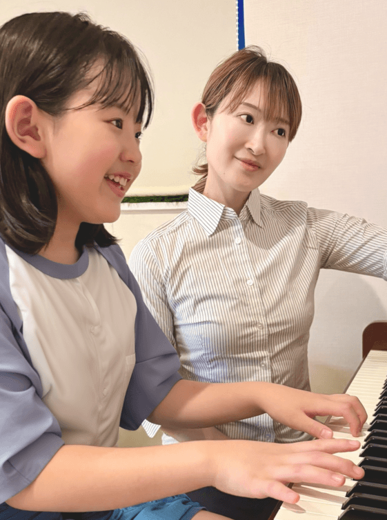 ピアノ教室の先生と生徒